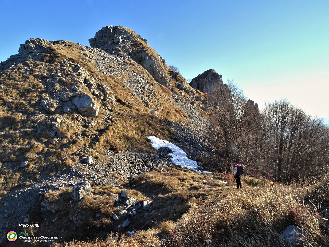 55 In decisa salita anche tra roccioni sullo Zuc di Pralongone (1503 m).JPG